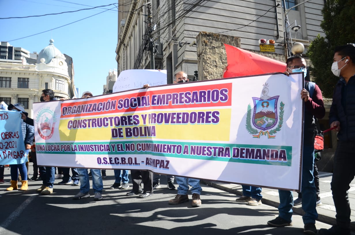 Empresarios constructores protestan en la alcaldía paceña y le exigen a Arias pagar las deudas 
