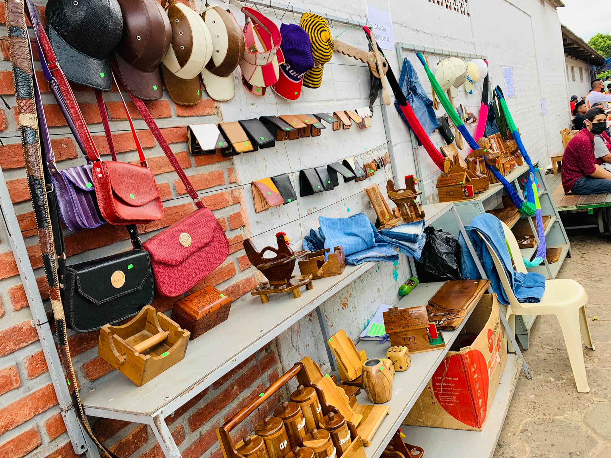 Mujeres privadas de libertad ofrecen tejidos, artesanía y repostería para mantener a sus familias