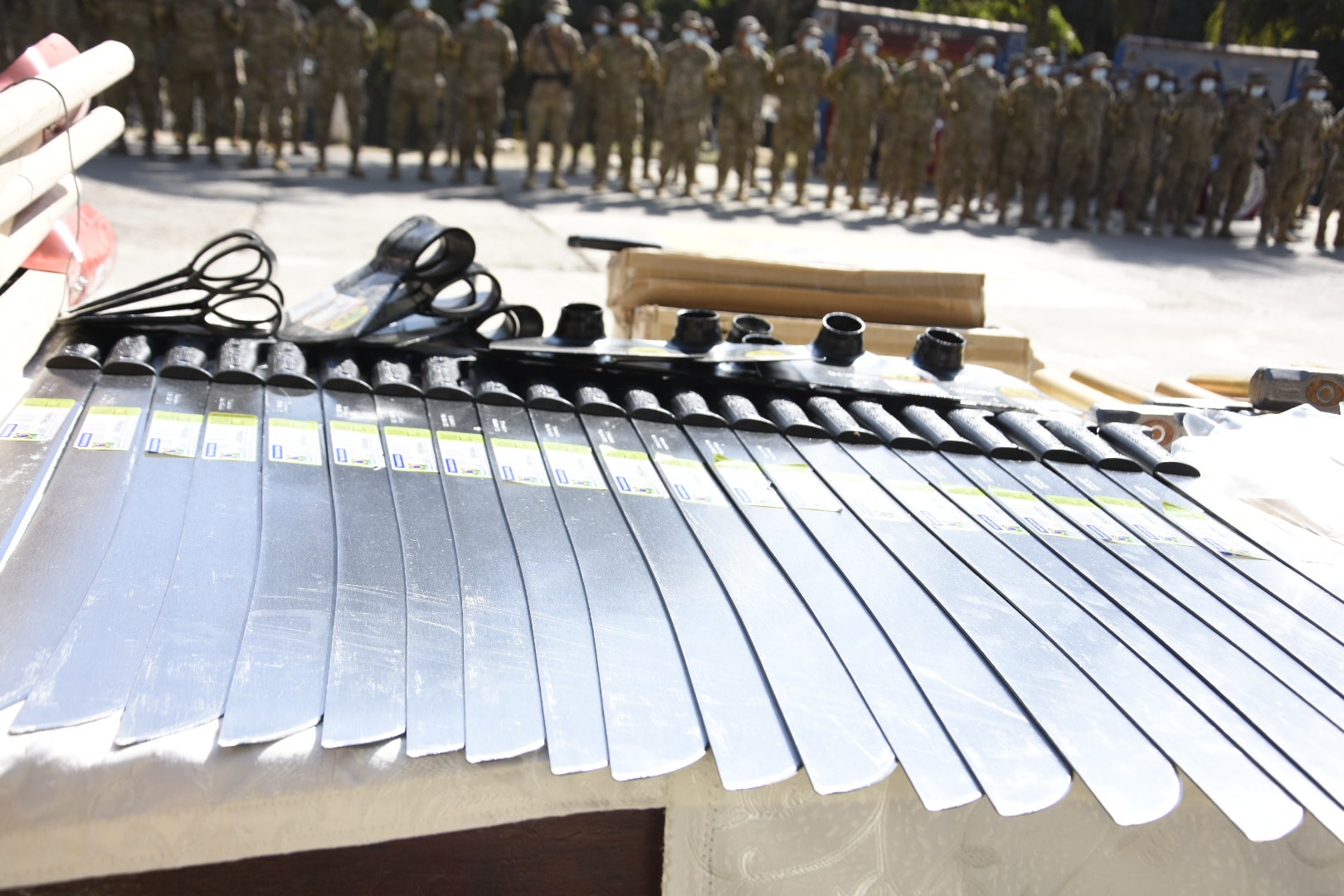 Gobierno entrega herramientas, uniformes e insumos médicos a efectivos de la FTC Yungas