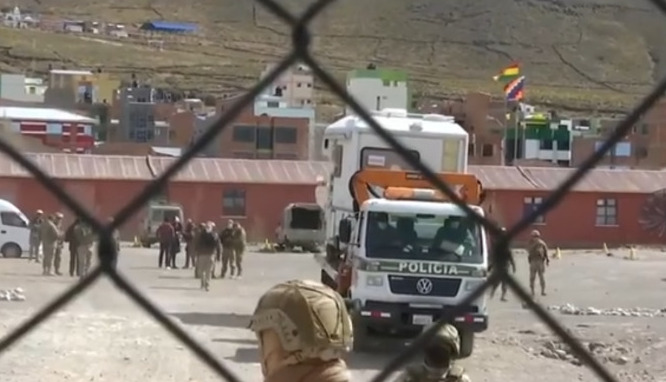 Vehículo chileno que estaba en el regimiento militar fue comisado durante el periodo de Áñez 