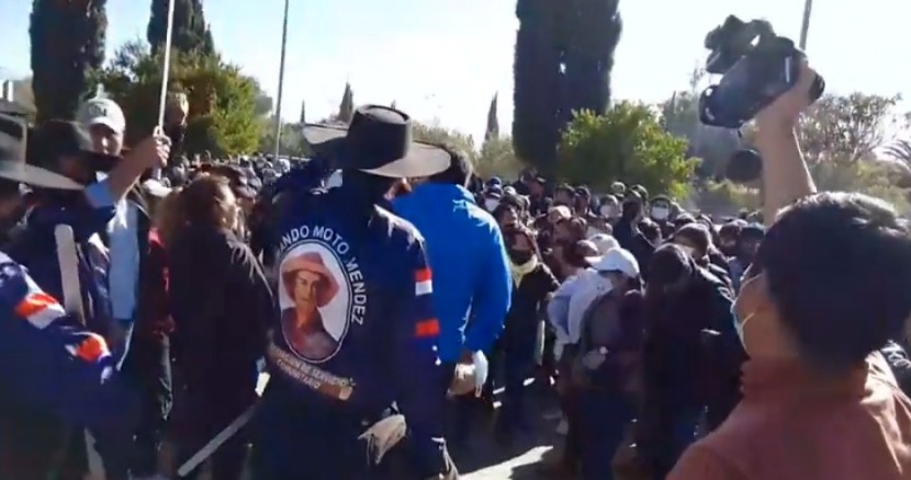 Más de un centenar de tarijeños protestan en el aeropuerto por el presunto arribo de Camacho a esa región 