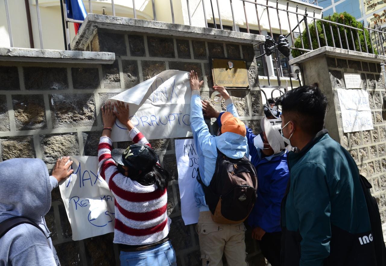 Universitarios toman las instalaciones de la CEUB en La Paz y piden expulsión de Max Mendoza