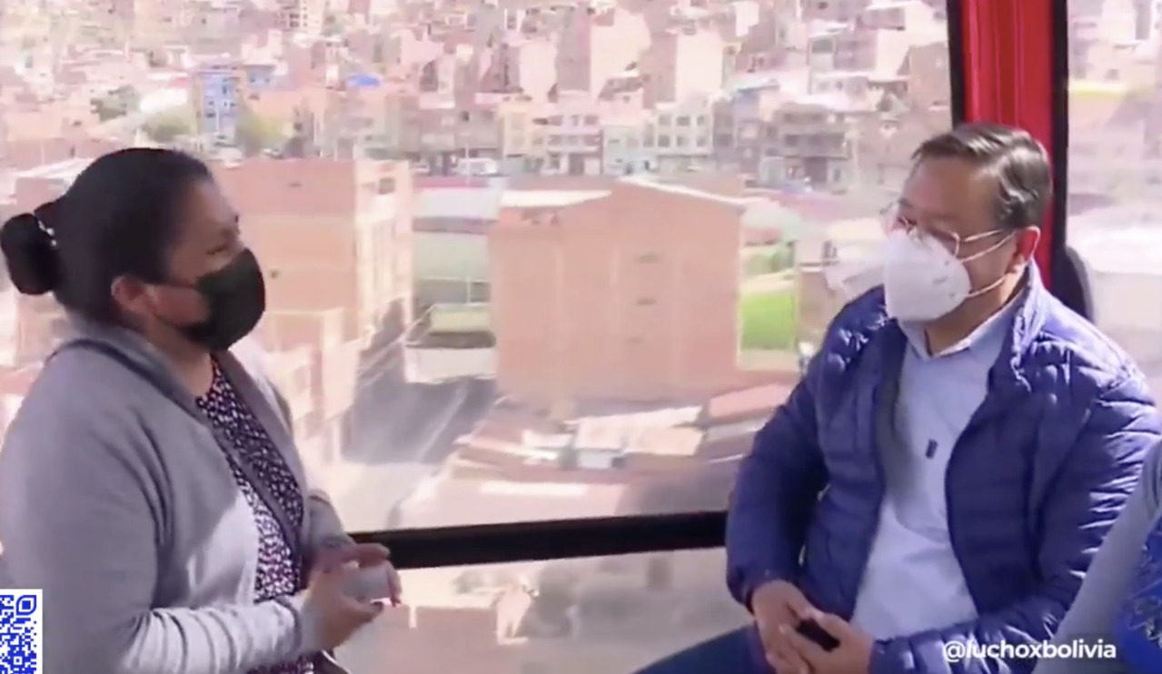 Presidente rompe protocolo y viaja a El Alto en el teleférico, recibe muestras de aprecio y pedidos de selfis
