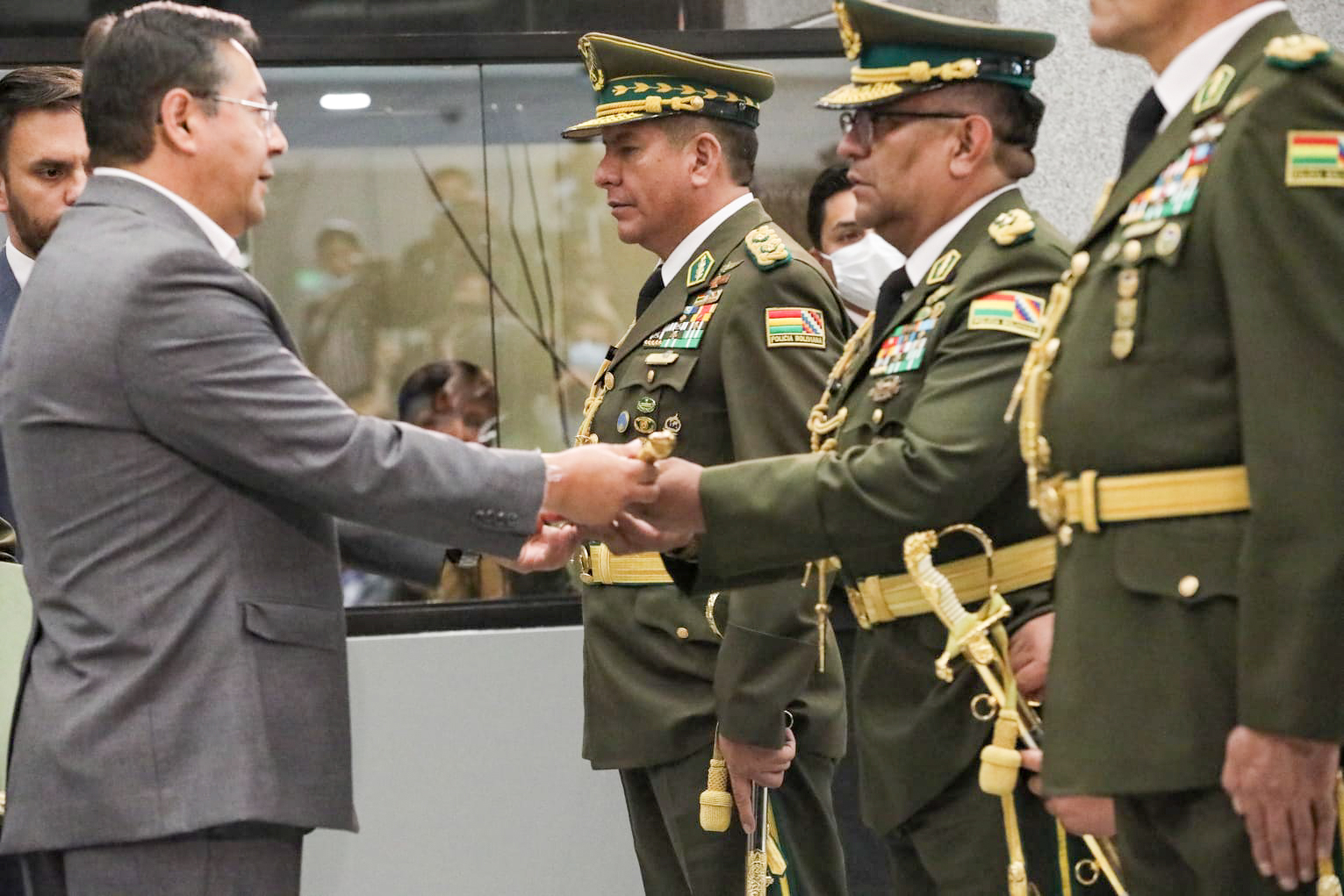 La Policía va consolidando su estructura de generalato, Arce posesiona a dos generales Mayor