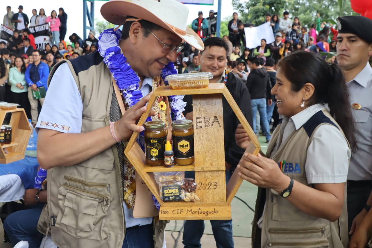 Presidente destaca reducción del déficit fiscal al 7,2% y el superávit comercial gracias a la sustitución de importaciones