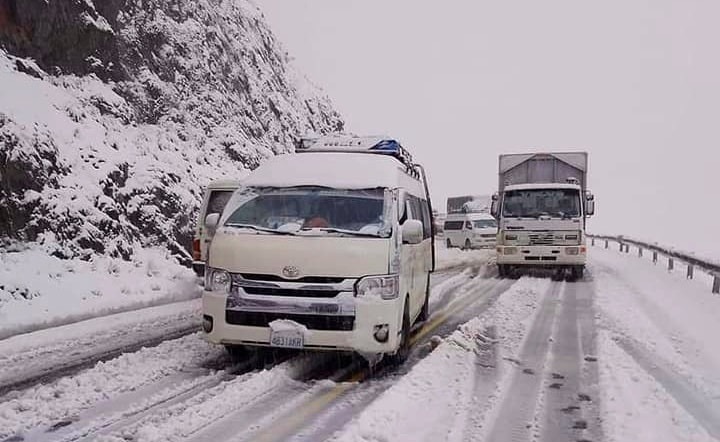Policía suspende la salida de vehículos a los Yungas por deslizamientos y nevada en la Cumbre 