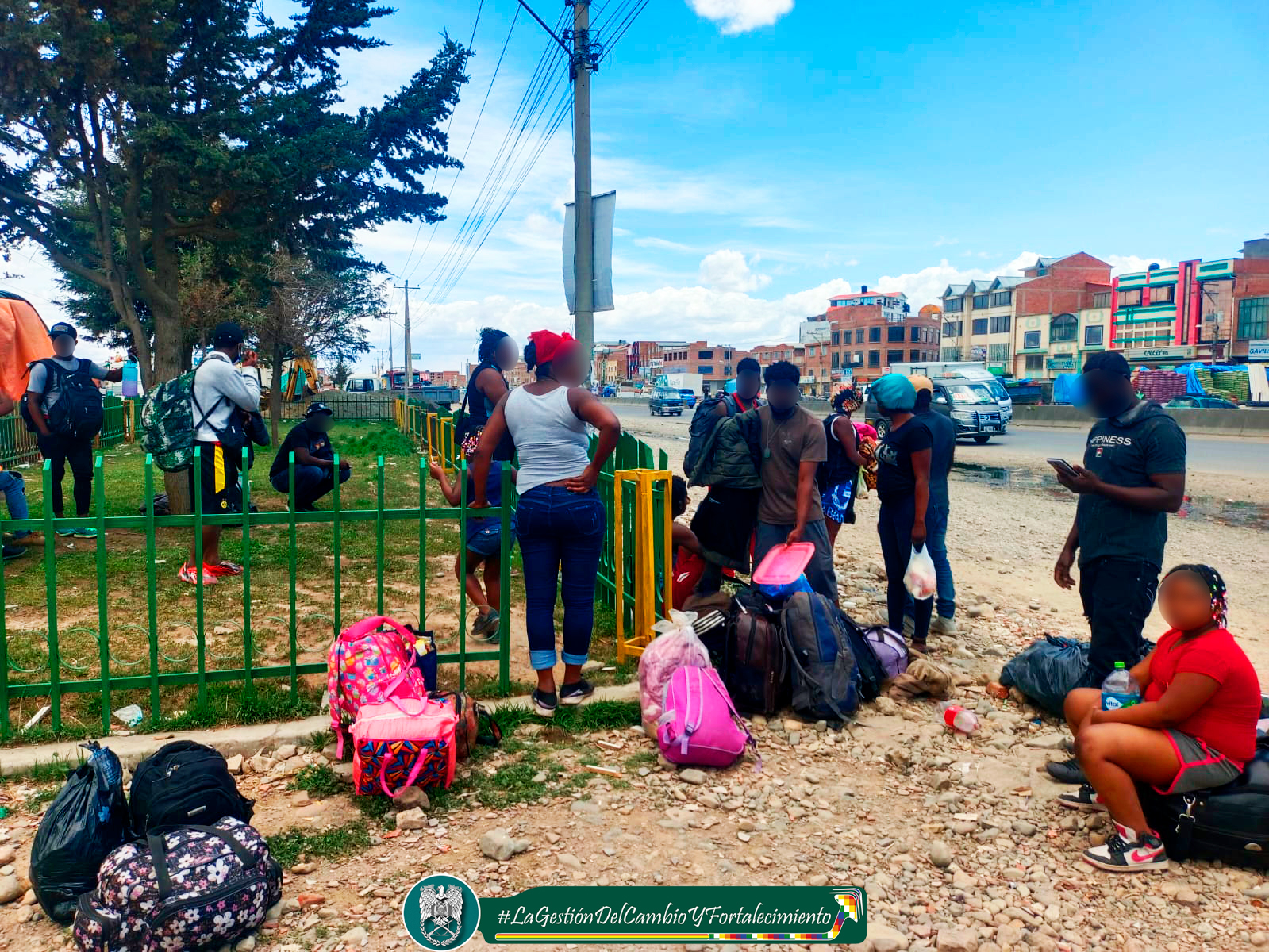 Policía aprehende a dos chóferes y secuestra sus vehículos por el delito de tráfico de migrantes en El Alto