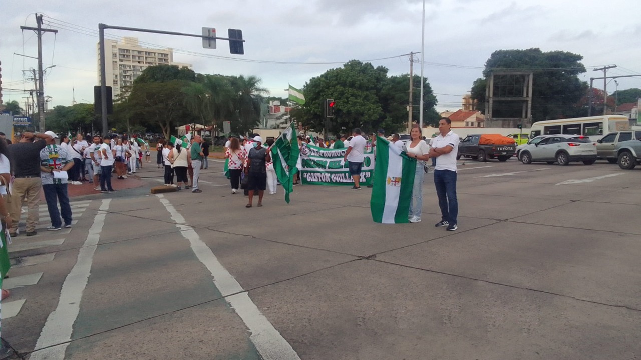 Poca convocatoria en marcha de promociones y expromociones de colegiales en Santa Cruz