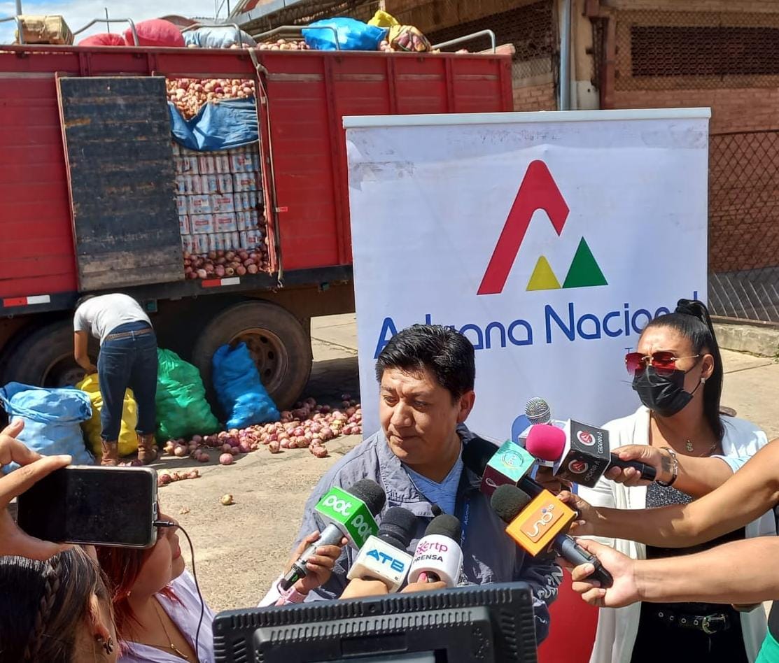 Aduana comisa cerveza, harina, pañales y comida para mascota de contrabando en Santa Cruz