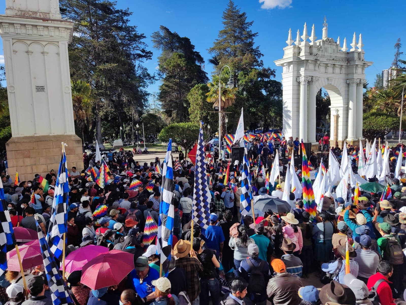 Multitudinaria marcha y mitin en Sucre exige justicia por las masacres y cárcel para los autores del golpe de Estado de 2019