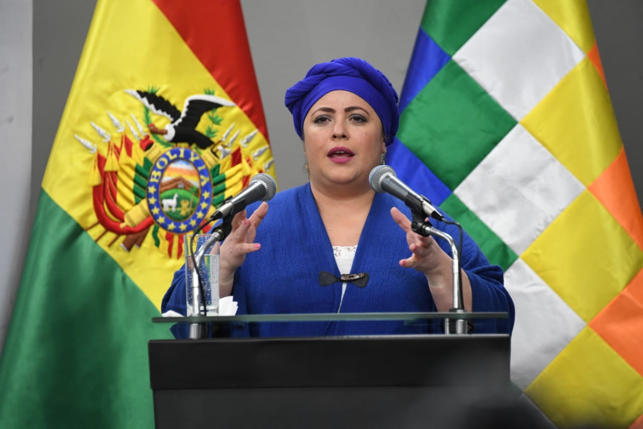 Ministra de la Presidencia afirma que transferencias de dinero de Camacho a militares fue ilegal y exige investigación