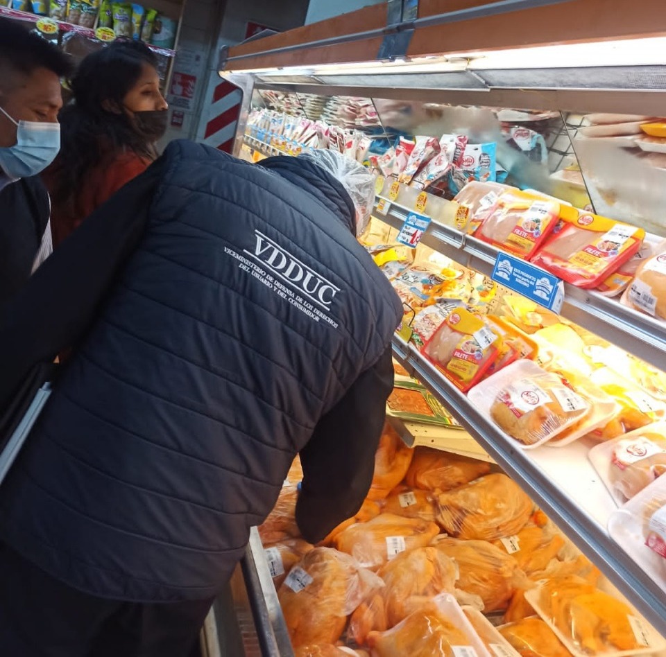 Defensa del Consumidor sanciona a supermercado por vender carne de pollo a elevado precio