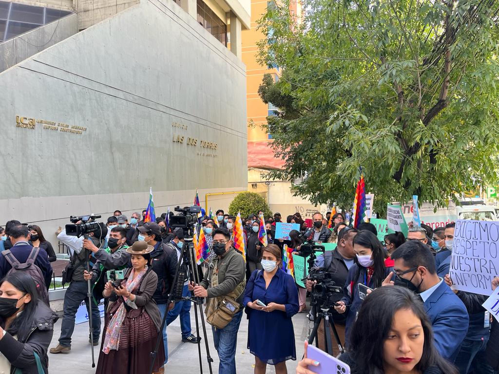 Periodistas de medios estatales exigen a la Asociación de la Prensa se pronuncie ante agresiones y amenazas de grupos afines a Camacho