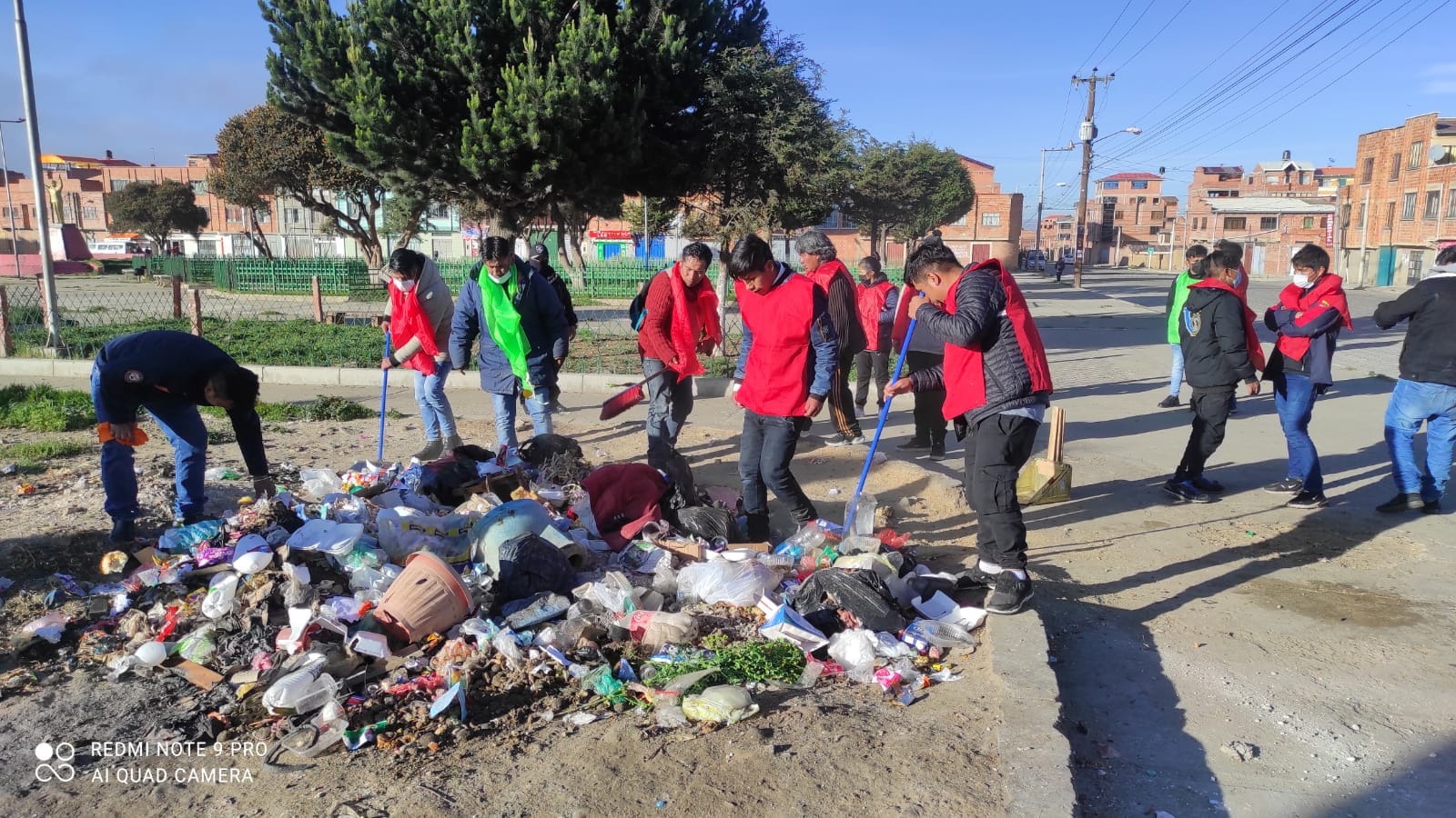 Personas que consumían bebidas en vía pública en La Paz pagan multa con trabajo comunitario