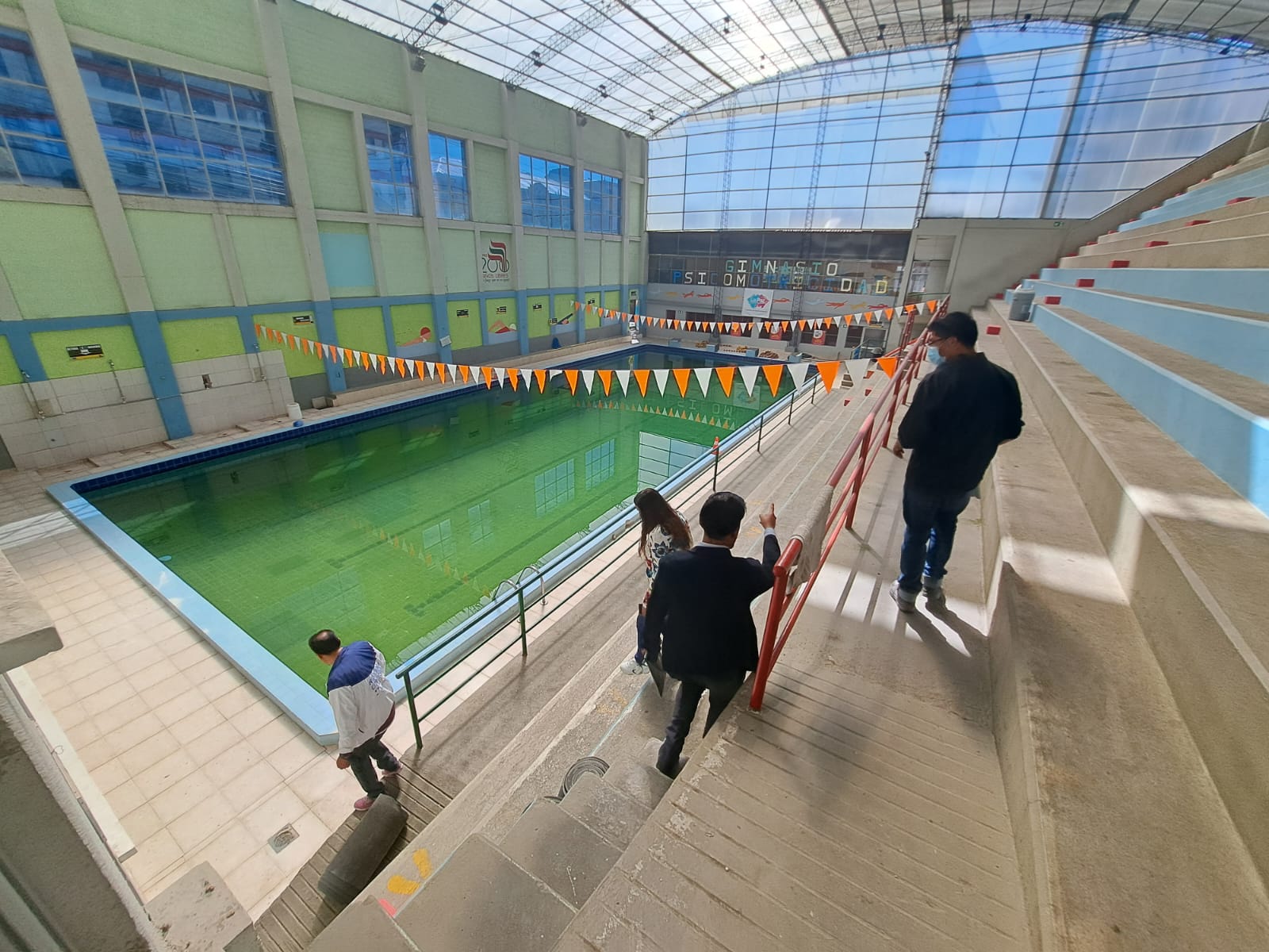 Inspección: Piscina Municipal de Obrajes presenta irregularidades, derroche de líquido en plena escasez y foco de infección con agua estancada