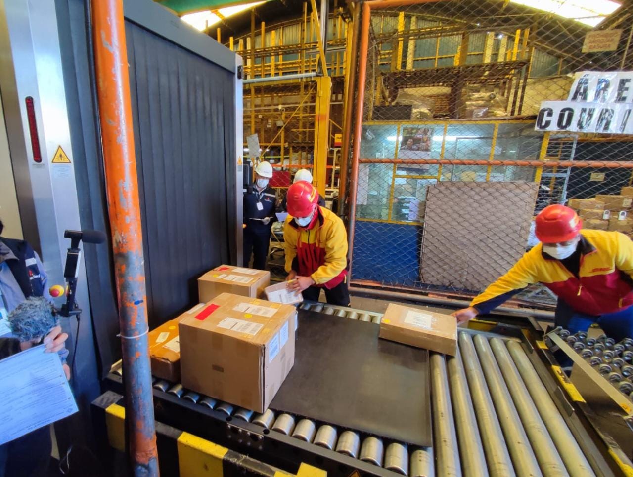 Escáner detecta en el aeropuerto de El Alto cuatro toneladas en artículos no declarados valorados en Bs 2,9 millones 