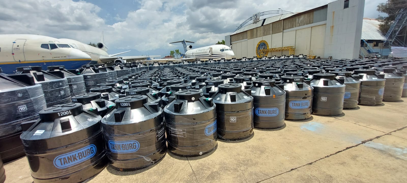 Gobierno entrega 360 tanques de agua a municipios afectados por la sequía en Cochabamba