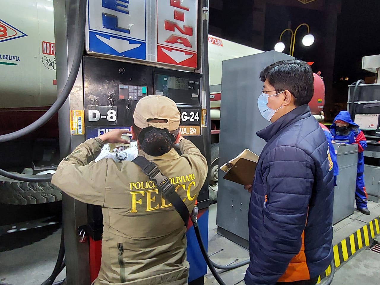 Policía precinta dispensadores de la Estación Volcán en La Paz que vendió 7.000 litros de combustible por encima de lo permitido