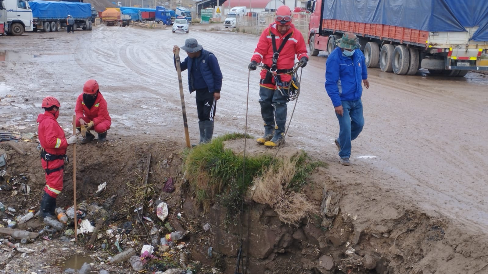 Bomberos intensifican la búsqueda del joven que cayó a un rio en El Alto
