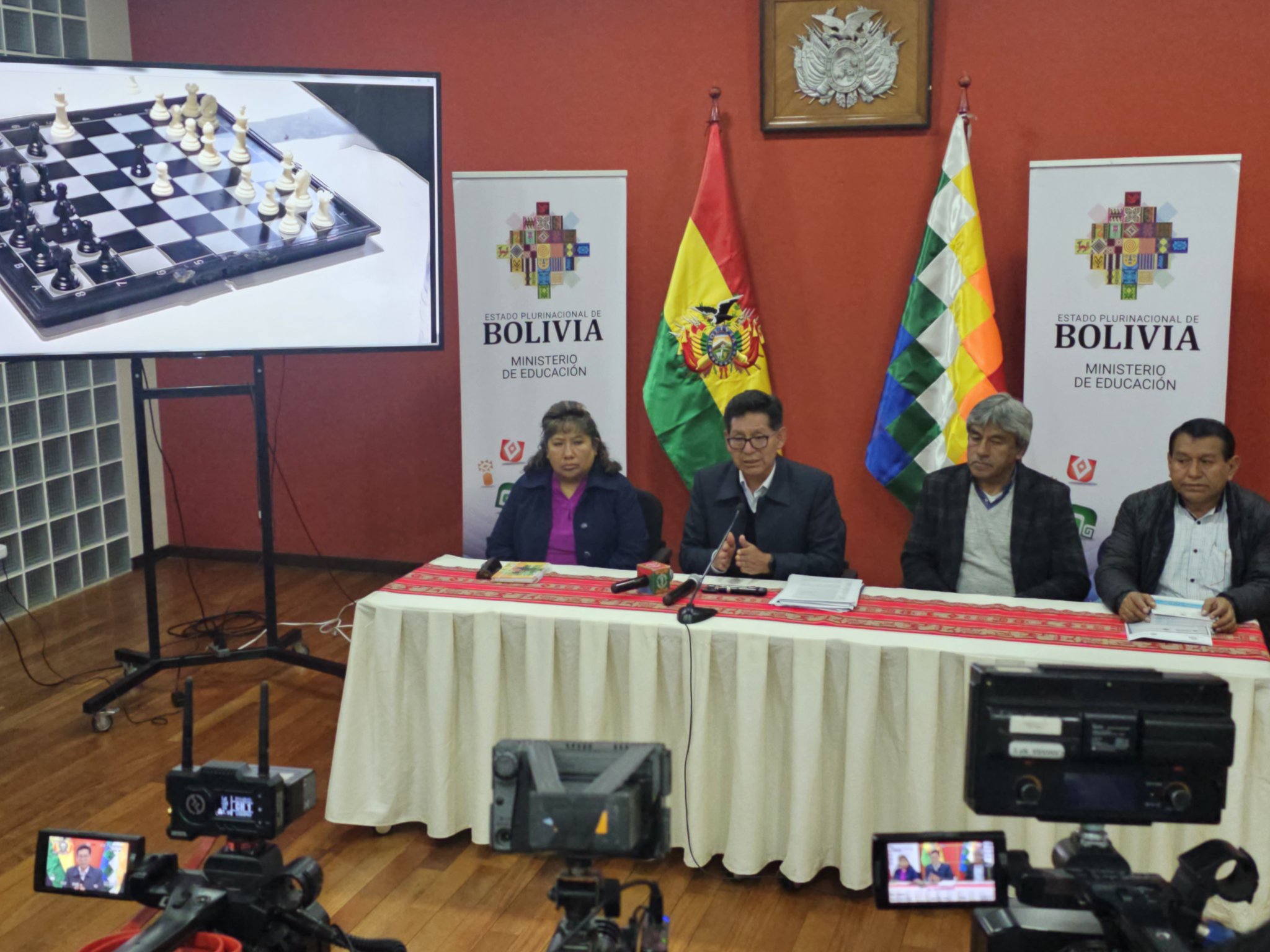 Educación: En 77% de escuelas pasan clases, hay amenazas para parar y se espera que dirigentes fijen fecha del diálogo