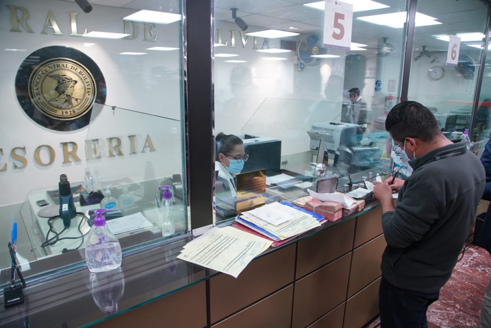 BCB otorga fichas para la venta directa de dólares con el fin de optimizar tiempos de espera