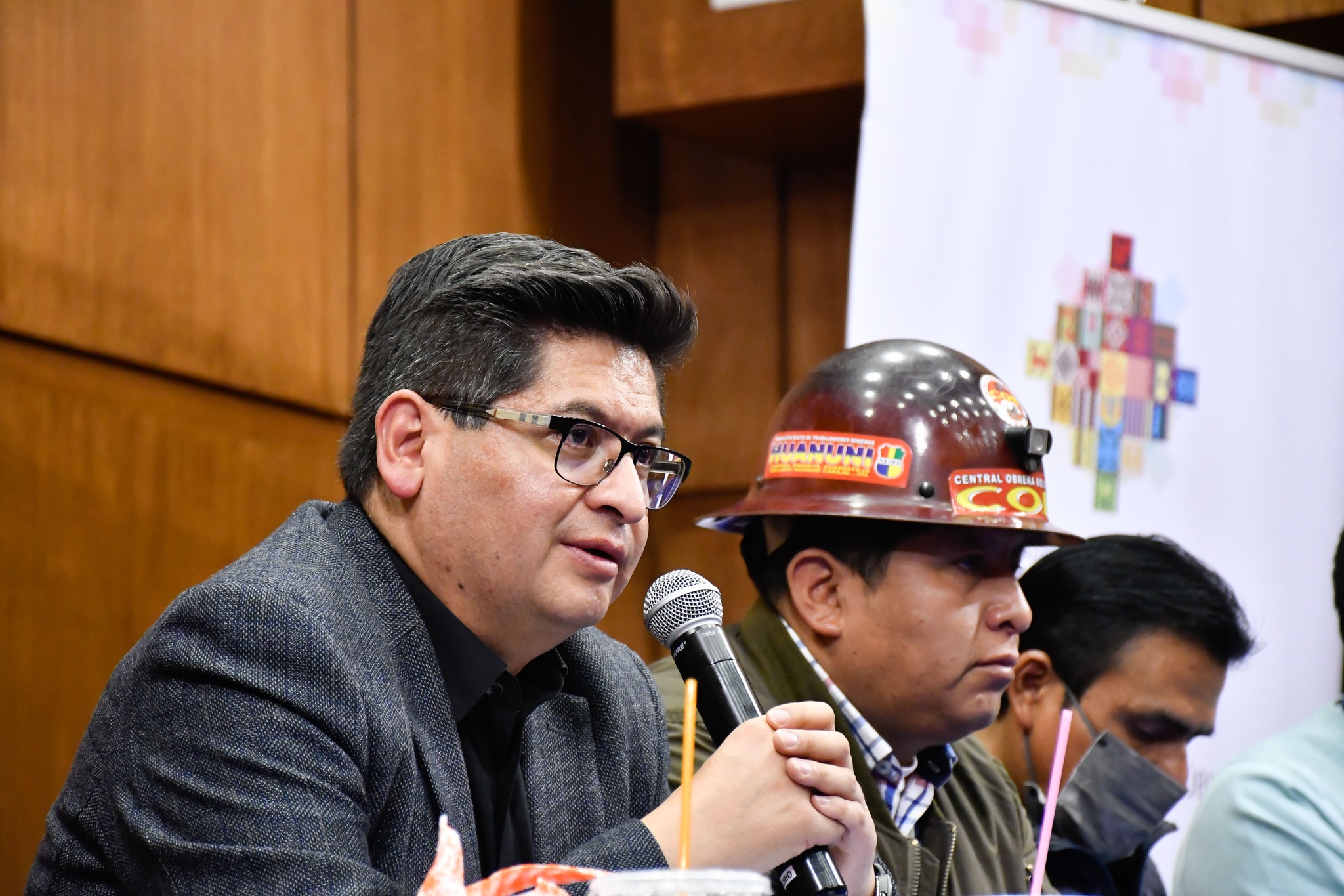 Ministro alerta que hay un "ataque” al modelo económico boliviano y ve conexión entre el Comando Sur y Fitch Ratings