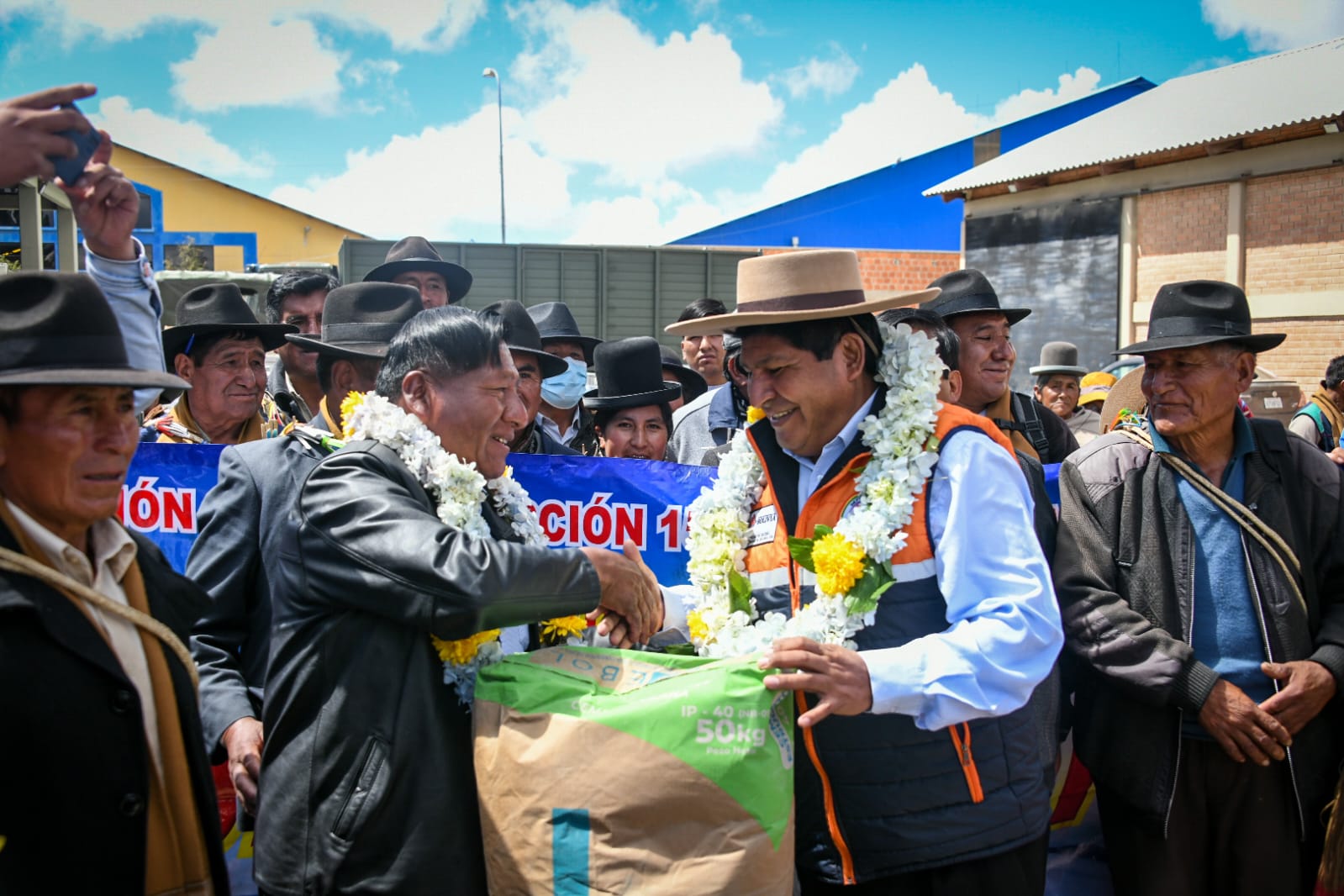 Defensa Civil entrega 148.10 t de insumos de construcción a 4.697 familias de La Paz