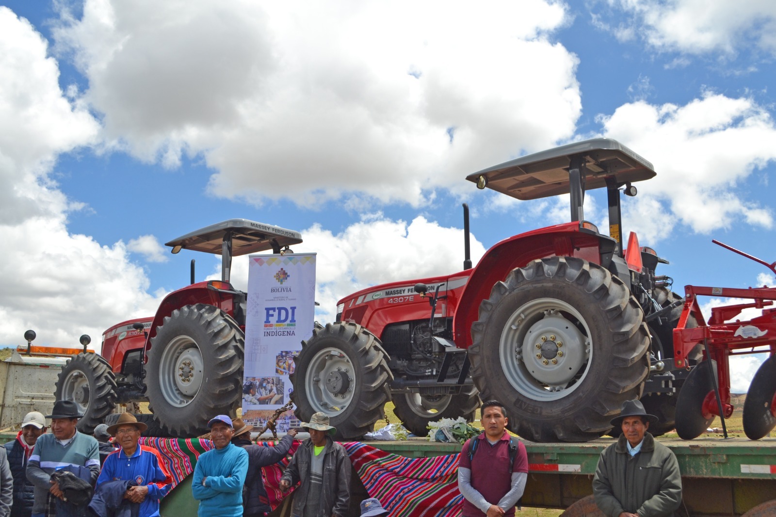 Entregan maquinaria, ganado y sistemas de agua para riego en regiones de Oruro, La Paz, Santa Cruz y Tarija