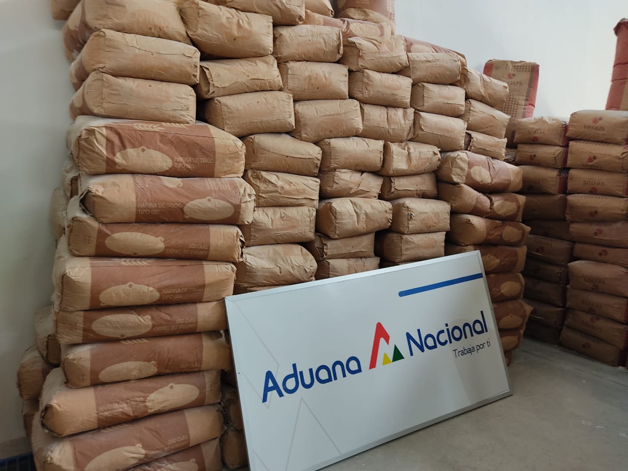 Aduana allana panadería y encuentran 28 toneladas de harina argentina ilegal en Potosí