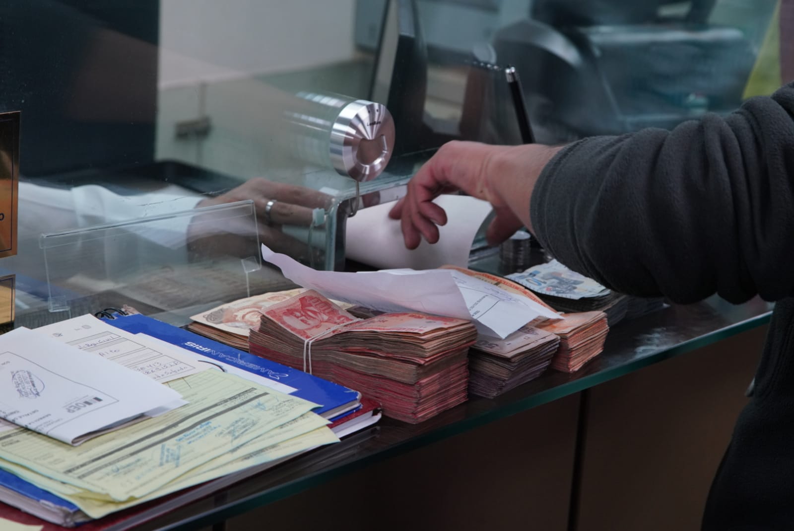 BCB vendió $us 800.000 al tipo de cambio oficial de Bs 6,96 en un día y garantiza la demanda de la divisa