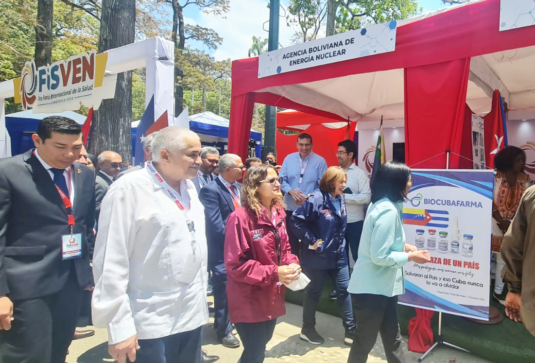 Bolivia expone en la feria internacional de Venezuela el fármaco nacional para detectar cáncer