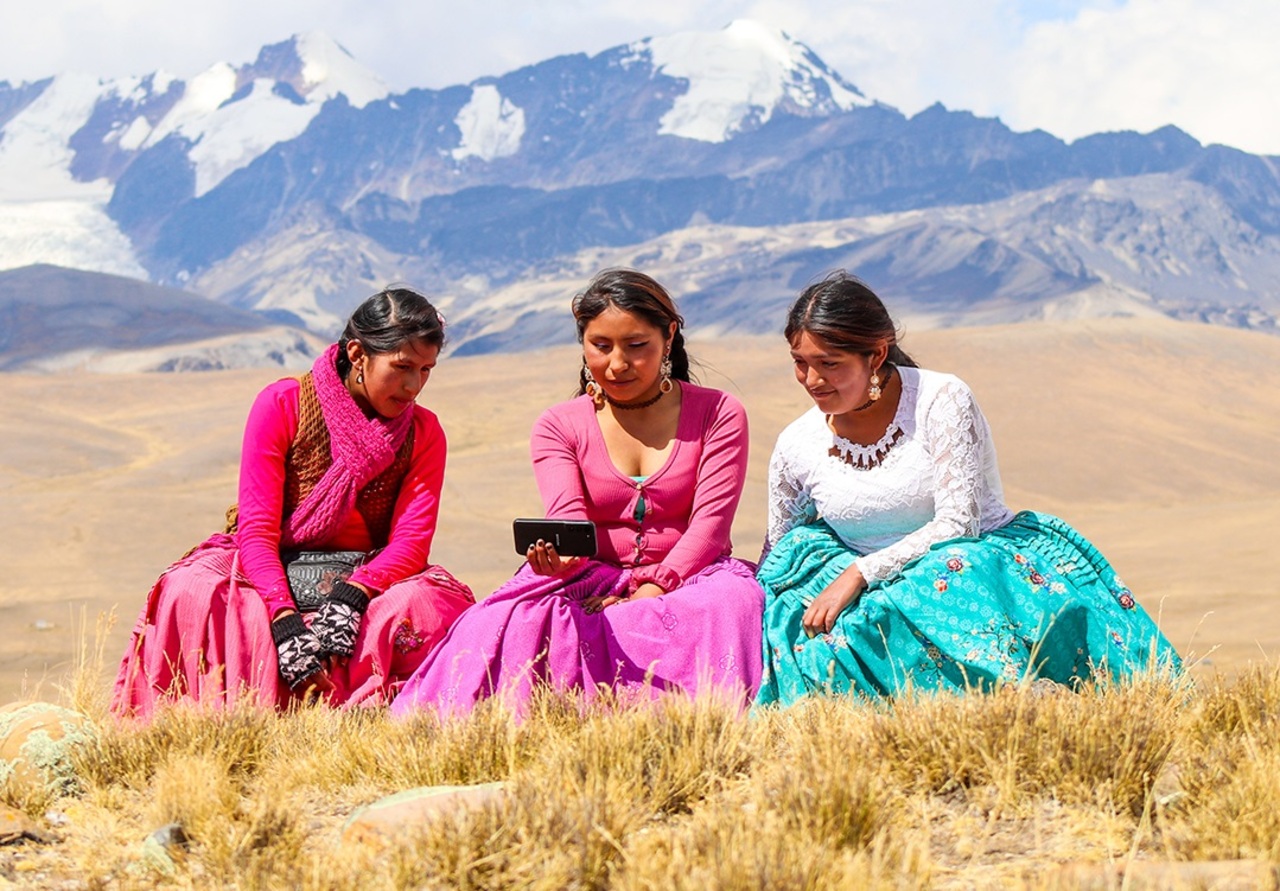 Gobierno invierte Bs 180 millones en 87 radios bases y fibra óptica para los potosinos