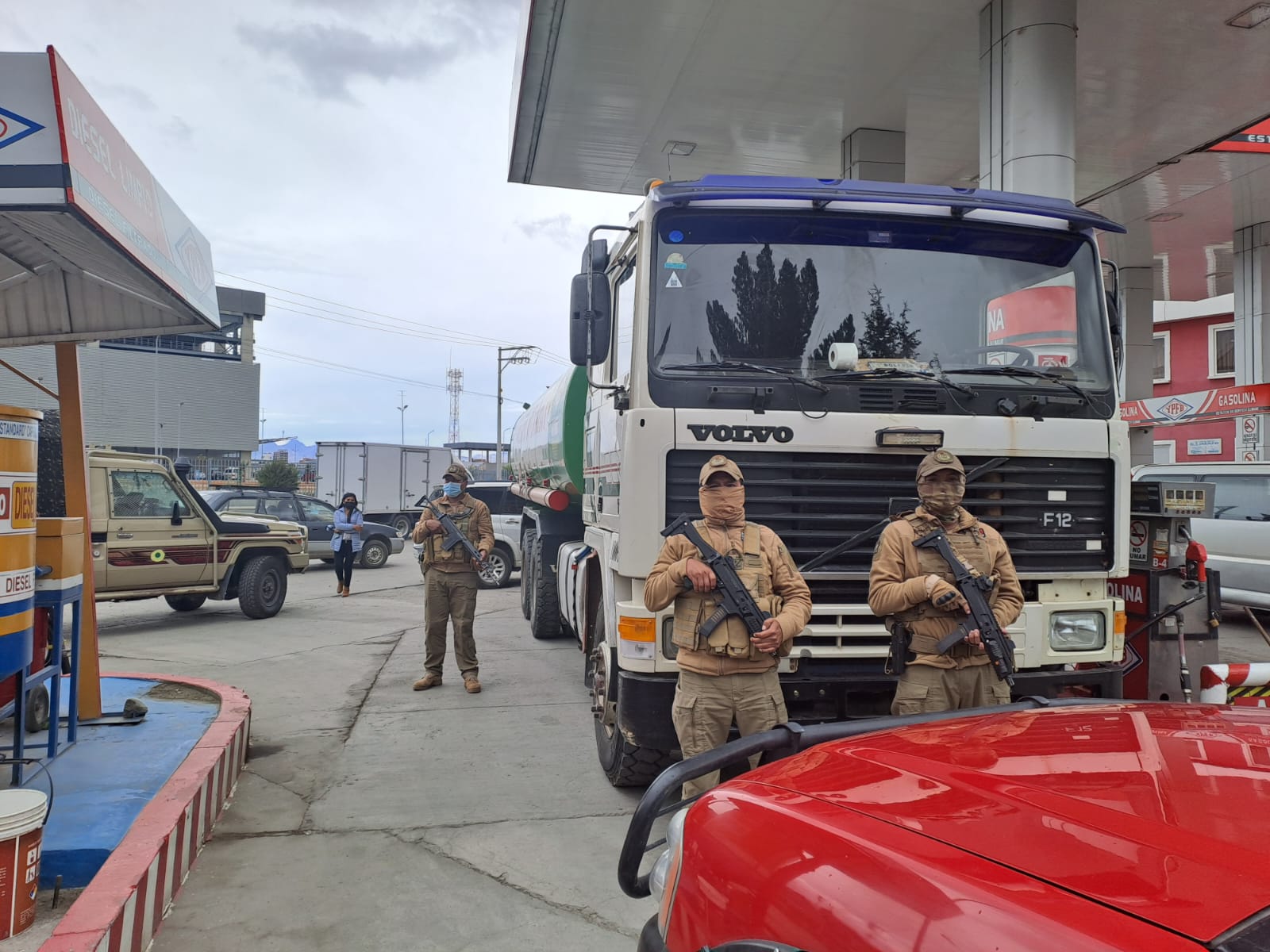 Interceptan cisterna que transportaba más de 12.000 litros de gasolina de contrabando en El Alto