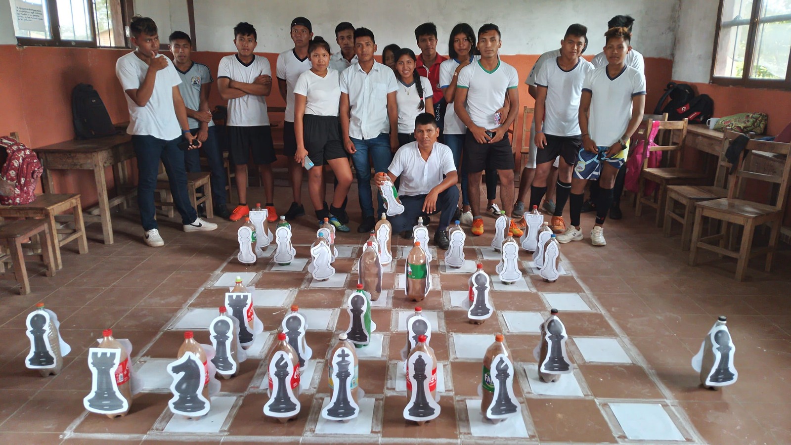 Estudiantes de San Ignacio de Velasco aprenden ajedrez con botellas recicladas y arena 