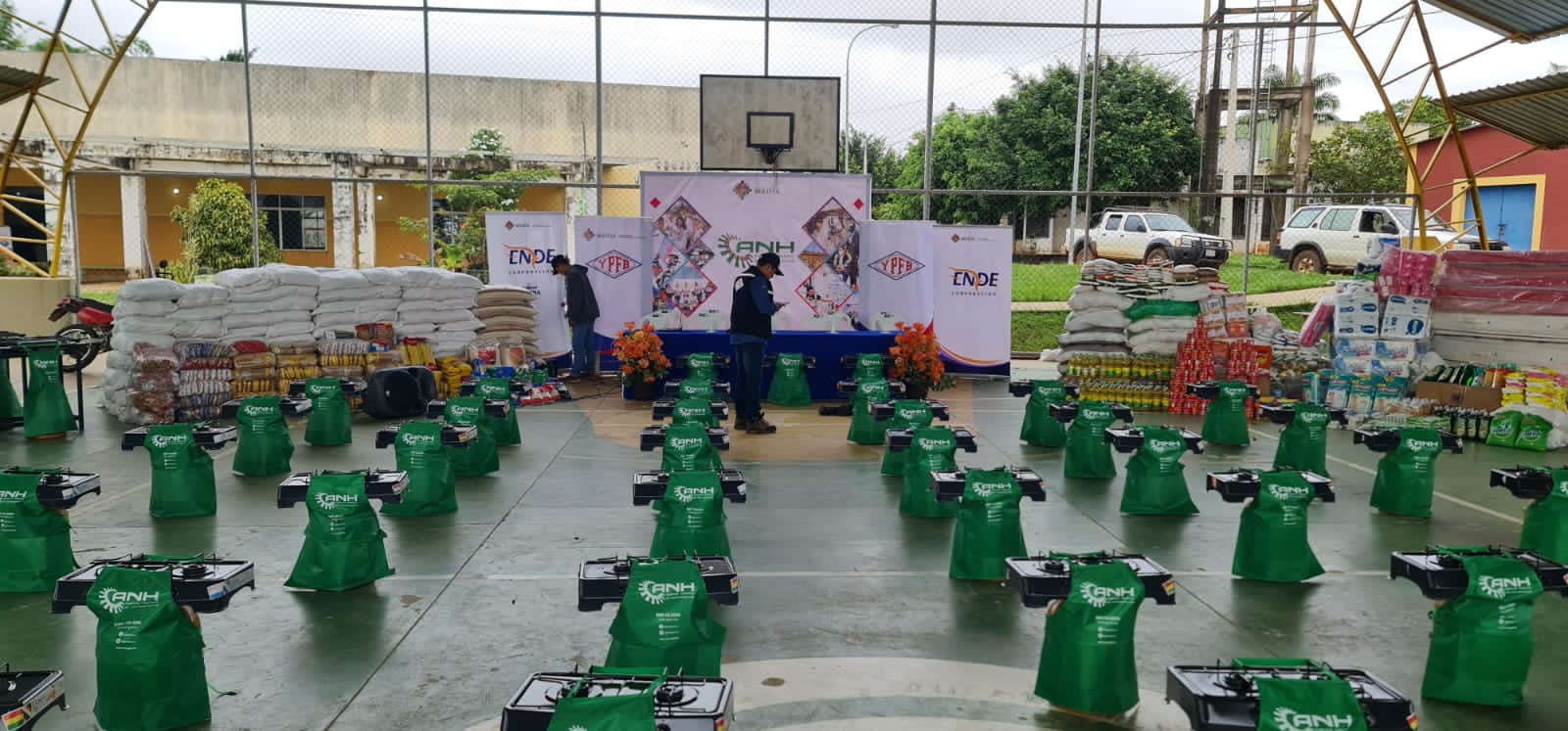 YPFB entrega 6,5 toneladas de alimentos y agua para familias pandinas damnificadas por riadas