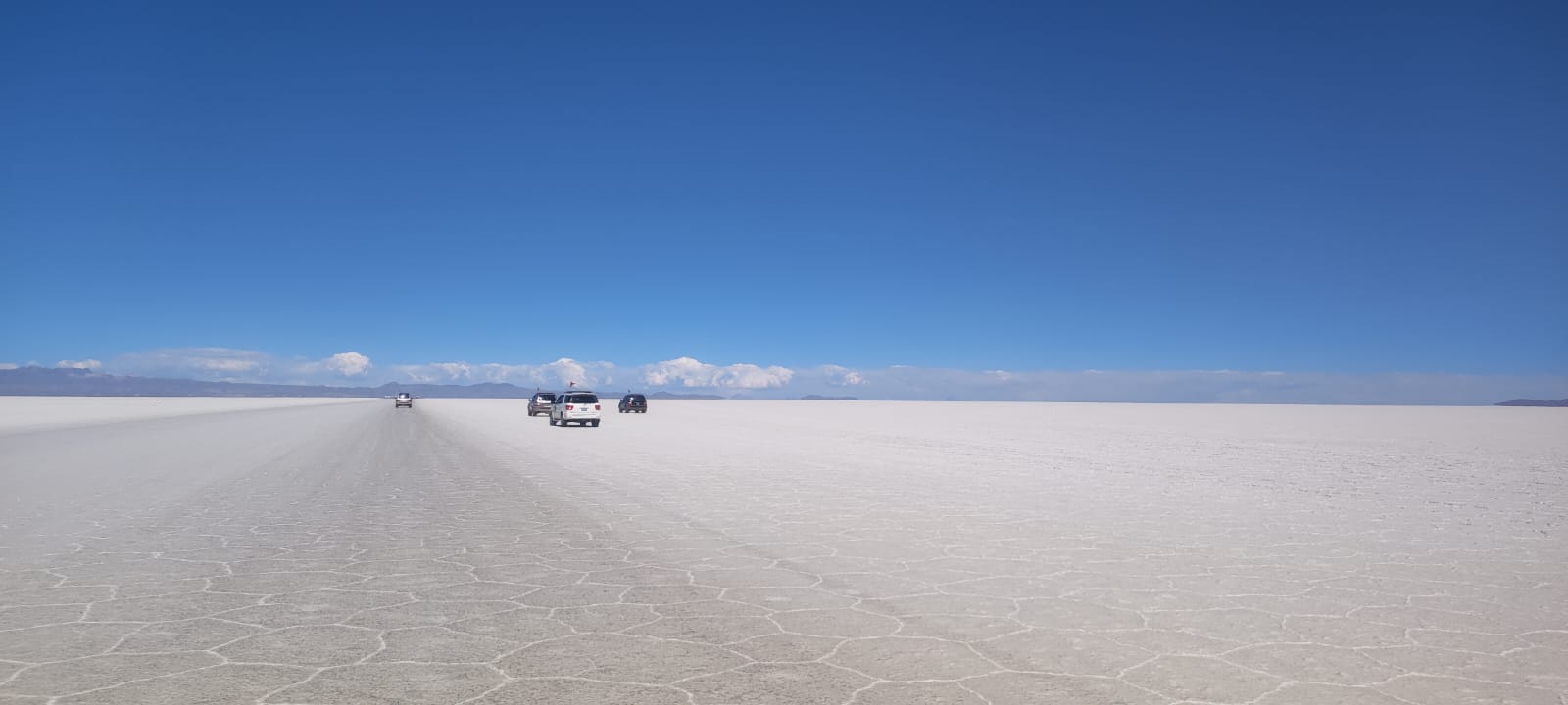 Gobierno exhorta al “diálogo constructivo” a pobladores de Colchani y propietarios de hoteles en el Salar de Uyuni