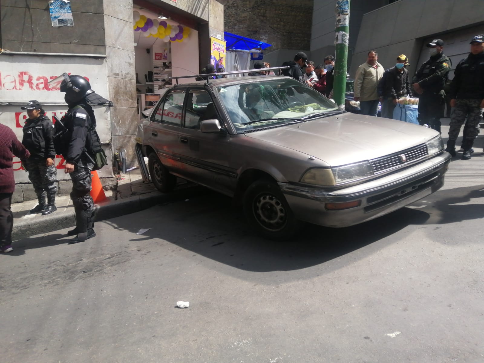 Policía aprehende a chófer que protagonizó un accidente de tránsito en el centro paceño