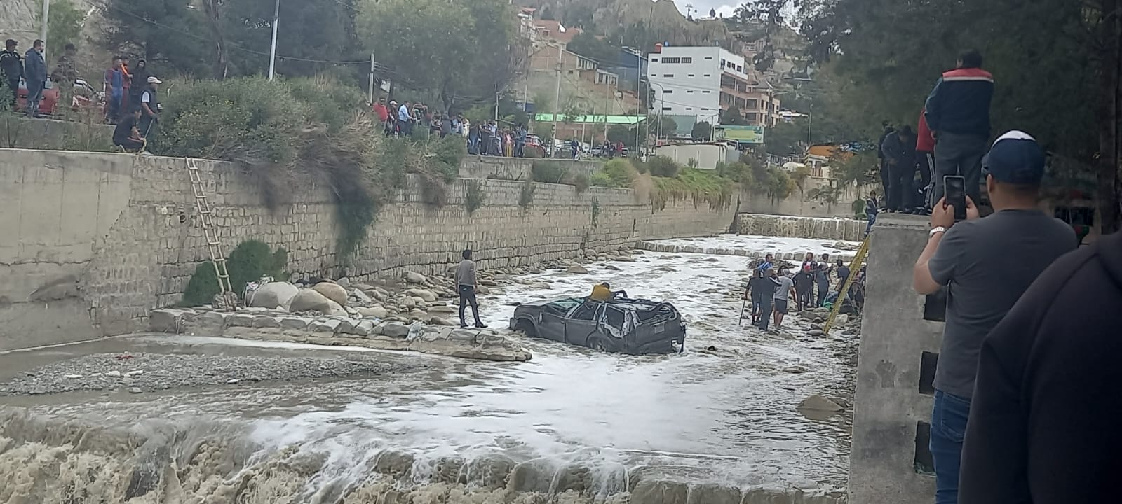 Bomberos rescatan a los ocupantes de la vagoneta que cayó al rio Choqueyapu de La Paz
