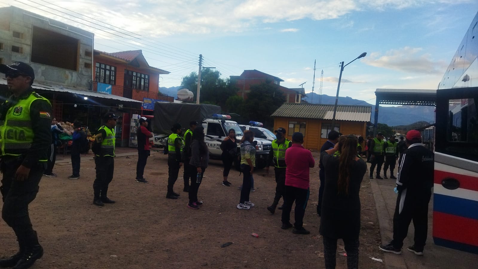 Policía decomisa petardos de “alto impacto y alto poder” a maestros en la tranca de Suticollo 