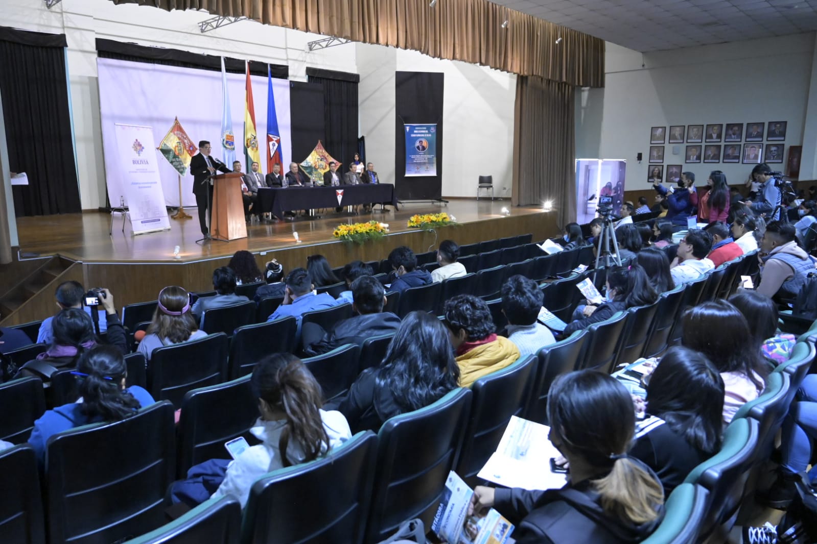 Ministro destaca las fortalezas del modelo económico social en coloquio de la UMSS