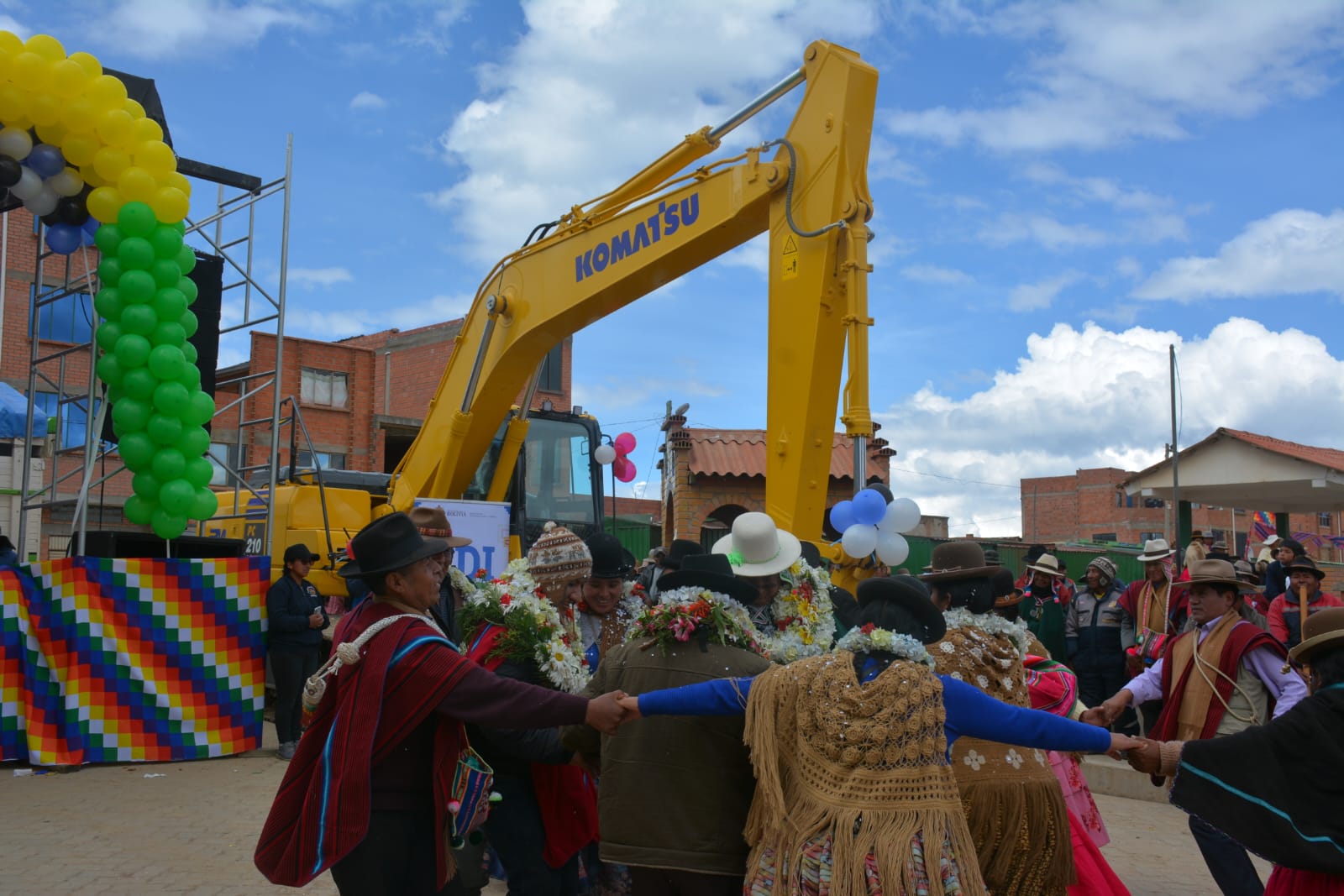 Entregan en Mocomoco excavadora hidráulica de Bs 2,1 millones para construir reservorios de agua