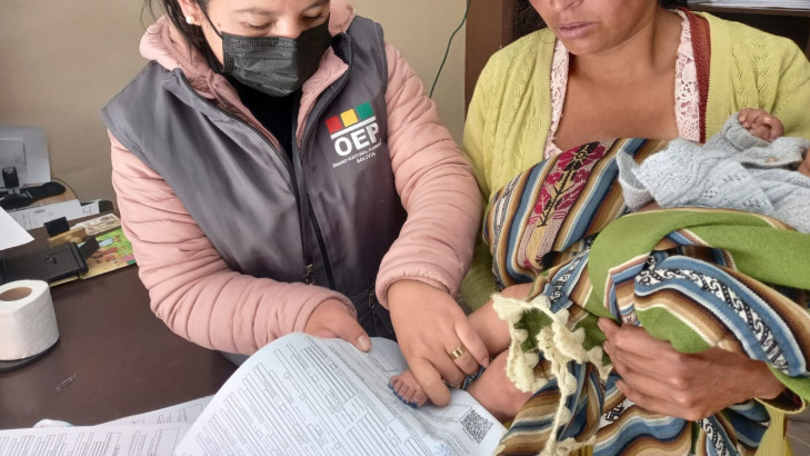 Primer certificado de nacimiento gratuito llega a más de 11.000 niños y niñas en Cochabamba