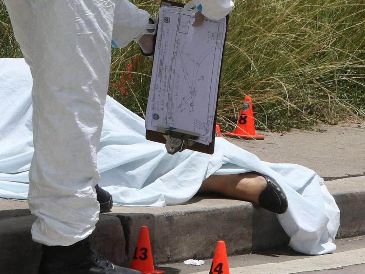 Fiscalía investiga el presunto feminicidio de una joven encontrada sin vida en una vía pública de Oruro