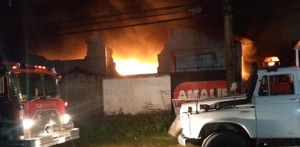 Fábrica de envases de plástico fue consumida por un incendio de magnitud en Santa Cruz