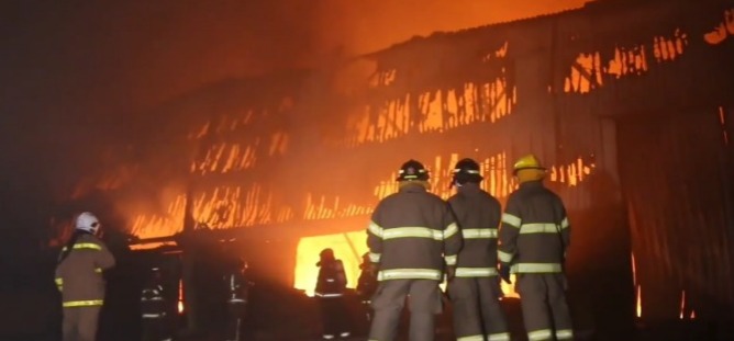 Santa Cruz: Incendio consume cinco galpones del Parque Industrial 