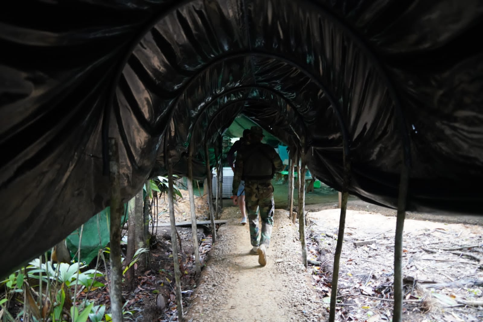 Fuerza antidroga ejecuta mega operativo en el Chapare donde destruye 7 laboratorios de cocaína y una pista aérea clandestina