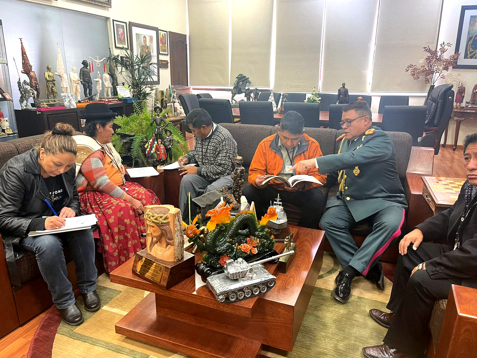 Comandante del Ejército entrega resoluciones a cadetes heridos: Egresarán en diciembre como subtenientes y tendrán beca en la EMI