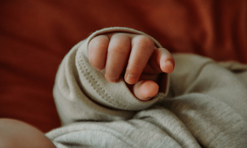 Aprehenden a dos médicos por llevarse a la bebé de una menor a cambio de Bs 200