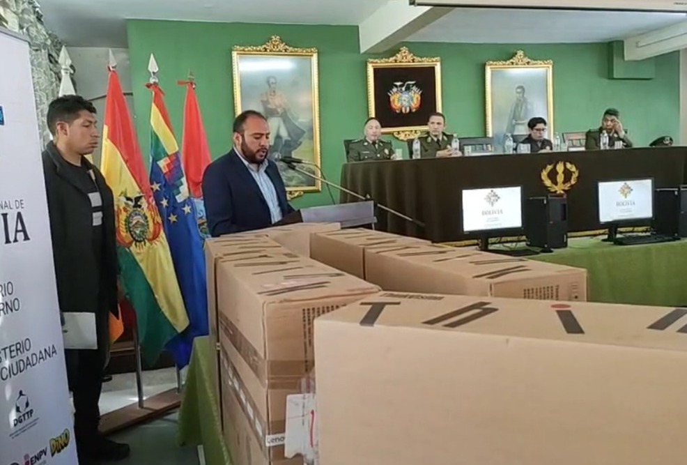 Seguridad Ciudadana entrega lote de 20 equipos de computación a la Policía en La Paz