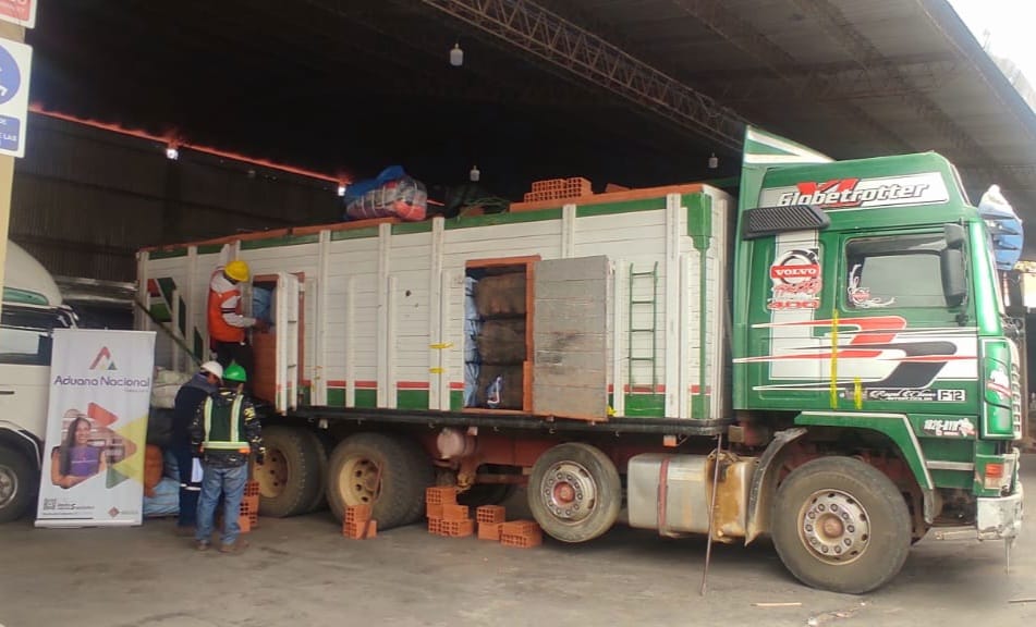 Aduana comisa 24 toneladas de ropa usada camuflada valoradas en Bs 351.000 en Tarija